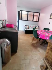 a room with a kitchen and a table and a bed at Gite 5 pers proche de Wimereux Boulogne Sur Mer in Belle-et-Houllefort