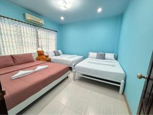 Postel nebo postele na pokoji v ubytování ชิลชิลขนอมพูลวิลลา + 9 fotografií