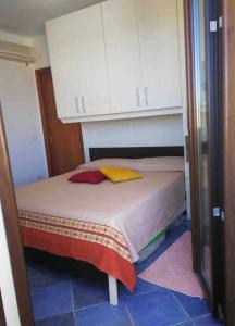 Dormitorio pequeño con 1 cama con armarios blancos en Casa Cynthia, en Codaruina 9 fotos más