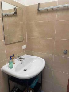 un baño con lavabo y espejo en Casa Cynthia, en Codaruina