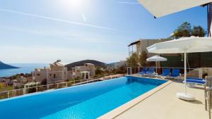 Bazén v ubytování Kalkan 6 Bedroom Villa - 1038 nebo v jeho okolí