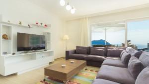 TV a/nebo společenská místnost v ubytování Kalkan 6 Bedroom Villa - 1038