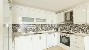Kuchyň nebo kuchyňský kout v ubytování Kalkan 6 Bedroom Villa - 1038