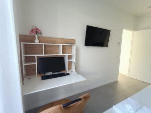 TV a/nebo společenská místnost v ubytování IseoLakeRental - Villa ParadISEO + 15 fotografií