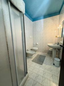 A bathroom at Apartment Alberto