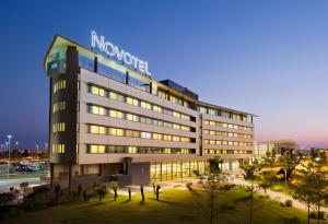 een weergave van een novatiehotel 's nachts bij Novotel Brisbane Airport in Brisbane