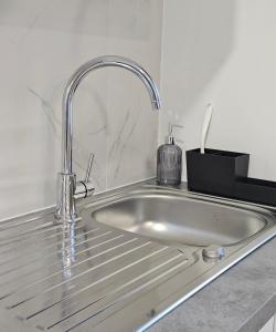ブリュッセルにあるBrussels apartment with terrace 1のクロム蛇口付き洗面台 +22枚の写真