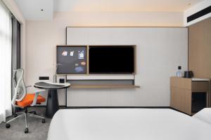 TV a/nebo společenská místnost v ubytování Hampton by Hilton Guangzhou Huangpu Sports Center
