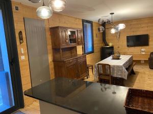 a kitchen with a table and a dining room at Maison Boule de Neige, meublé de tourisme 3 étoiles in Formiguères