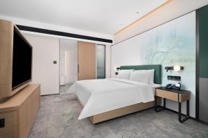 Postel nebo postele na pokoji v ubytování Hampton by Hilton Guangzhou Huangpu Sports Center