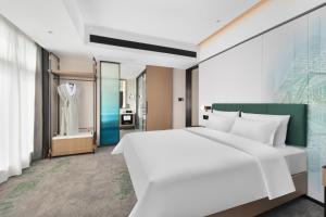 Postel nebo postele na pokoji v ubytování Hampton by Hilton Guangzhou Huangpu Sports Center