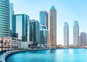 Nespecifikovaný výhled na destinaci Dubaj nebo výhled na město při pohledu z hotelu