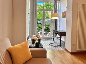 un salon avec un canapé et un piano dans l'établissement Private Oasis Home with outdoor Piazza Libertà, à Florence