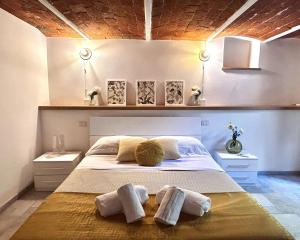 une chambre avec un grand lit avec des serviettes dessus dans l'établissement Private Oasis Home with outdoor Piazza Libertà, à Florence