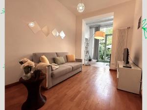 un salon avec un canapé et une télévision dans l'établissement Private Oasis Home with outdoor Piazza Libertà, à Florence