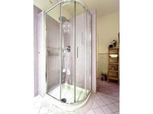 une douche avec une porte vitrée dans une salle de bain dans l'établissement Private Oasis Home with outdoor Piazza Libertà, à Florence 32 autres photos