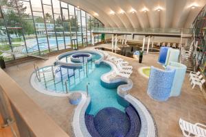 Bazén v ubytování Hunguest Hotel Apollo nebo v jeho okolí