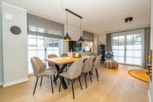 a kitchen and dining room with a table and chairs at Haus Marit in Westerland