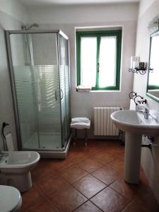 łazienka z prysznicem, toaletą i umywalką w obiekcie Casa Violetta B&B w mieście Agrate Conturbia