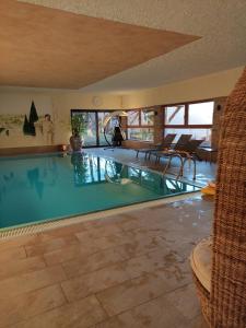 een groot zwembad in een huis bij Prünsterhof Schenna in Schenna