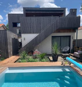 podwórko z basenem i domem w obiekcie Maison avec piscine à 10 min du centre de Bordeaux w mieście Bègles