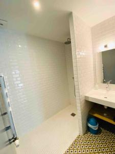 Telewizja i/lub zestaw kina domowego w obiekcie Maison avec piscine à 10 min du centre de Bordeaux