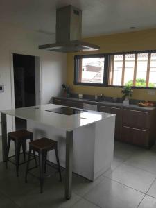 Kuchnia lub aneks kuchenny w obiekcie Maison avec piscine à 10 min du centre de Bordeaux