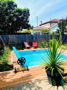 Basen w obiekcie Maison avec piscine à 10 min du centre de Bordeaux lub w pobliżu