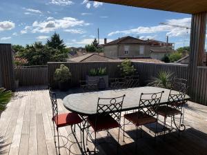 Balkon lub taras w obiekcie Maison avec piscine à 10 min du centre de Bordeaux