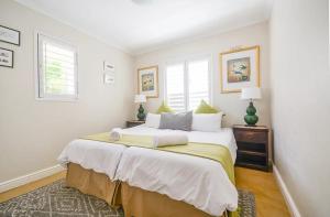 Ένα ή περισσότερα κρεβάτια σε δωμάτιο στο Sea, Sun, Kalk Bay, Dalebrook