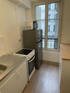 Кухня или мини-кухня в Room in Paris Gare de Lyon
