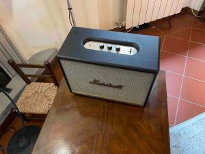 モンテスペルトリにあるApartment with pool and park near Florenceの木製テーブルの上に座るスピーカー