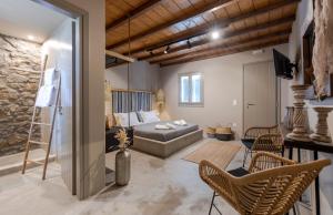 een woonkamer met een bed en stoelen. bij White and Grey in Mykonos-stad +162 foto's