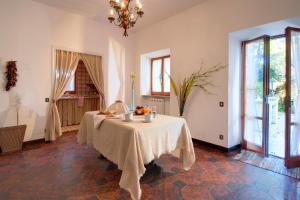 a dining room with a table with fruit on it at Affittacamere Villa Gigli in Sirolo