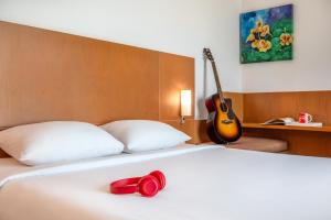 Postel nebo postele na pokoji v ubytování Ibis Fujairah