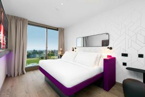 Postel nebo postele na pokoji v ubytování YOTEL Geneva Lake