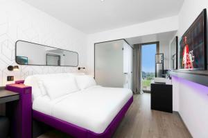 Postel nebo postele na pokoji v ubytování YOTEL Geneva Lake