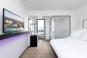 Postel nebo postele na pokoji v ubytování YOTEL Geneva Lake