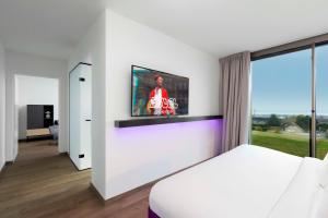 TV a/nebo společenská místnost v ubytování YOTEL Geneva Lake