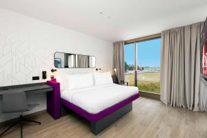 Postel nebo postele na pokoji v ubytování YOTEL Geneva Lake