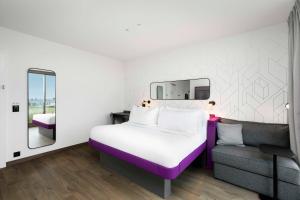 Postel nebo postele na pokoji v ubytování YOTEL Geneva Lake