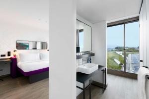 Postel nebo postele na pokoji v ubytování YOTEL Geneva Lake