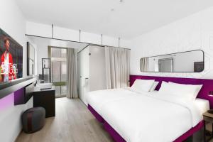Postel nebo postele na pokoji v ubytování YOTEL Geneva Lake