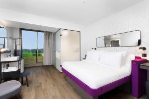 Postel nebo postele na pokoji v ubytování YOTEL Geneva Lake