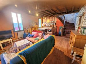 Svetainės erdvė apgyvendinimo įstaigoje Gîte Groupe La Farigoule à Siguer
