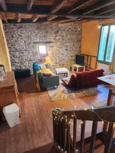 Svetainės erdvė apgyvendinimo įstaigoje Gîte Groupe La Farigoule à Siguer