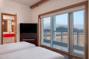 Postel nebo postele na pokoji v ubytování Ibis Fujairah