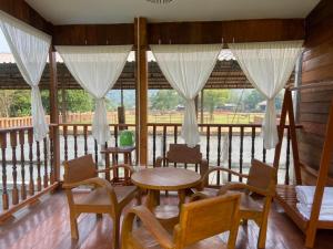 Μπαλκόνι ή βεράντα στο Sleep with Elephants Homestay