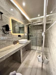 Kupaonica u objektu PORTO PORTES suites