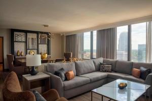 Svetainės erdvė apgyvendinimo įstaigoje Winston-Salem Marriott